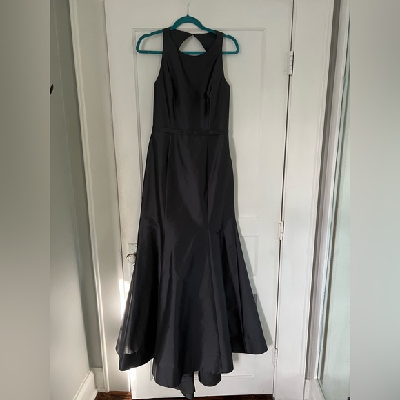 Long wedding appropriate gown. - Picture 1 of 6